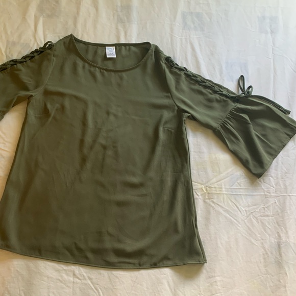 ✨Time and Tru Women’s Green Blouse Size 4-6 - Picture 3 of 6